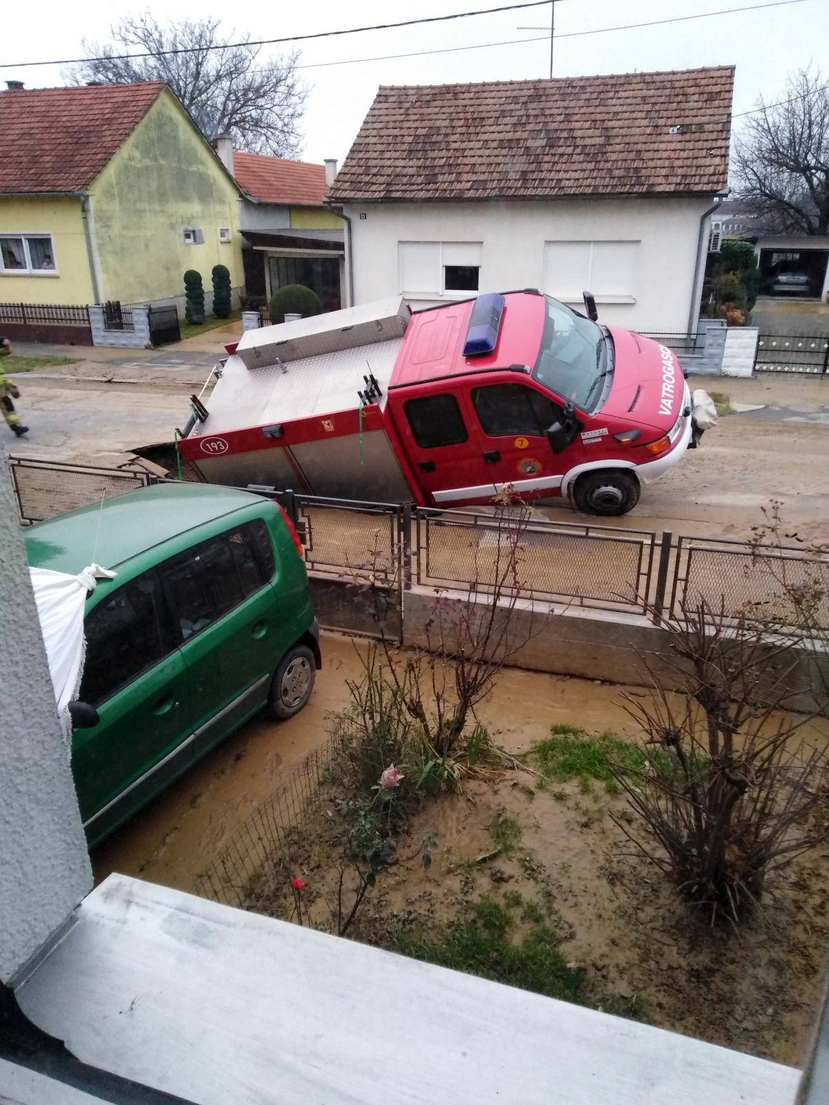 Bjelovar: Vatrogasni kamion propa u veliku rupu  prilikom intervencije zbog puknuća cijevi