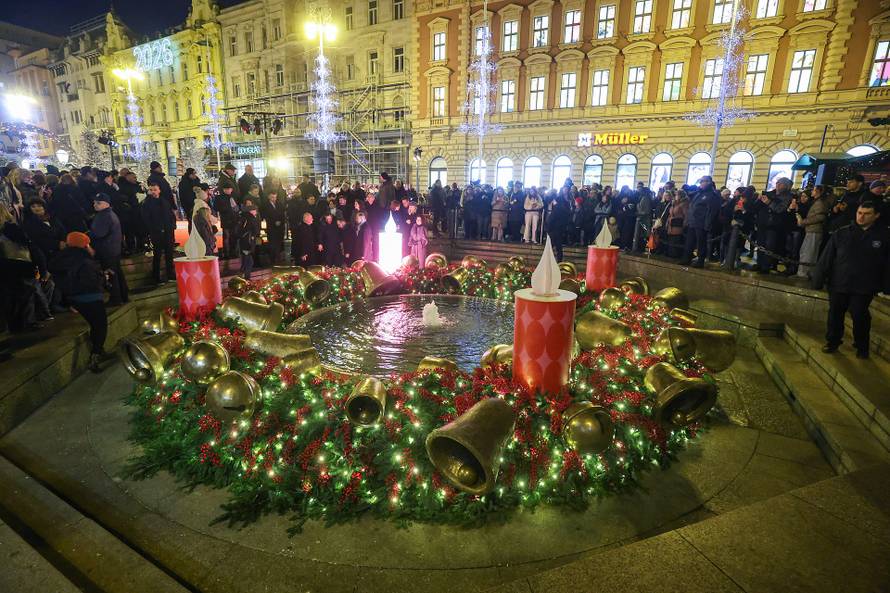 Zagreb: Paljenje prve adventske svije?e