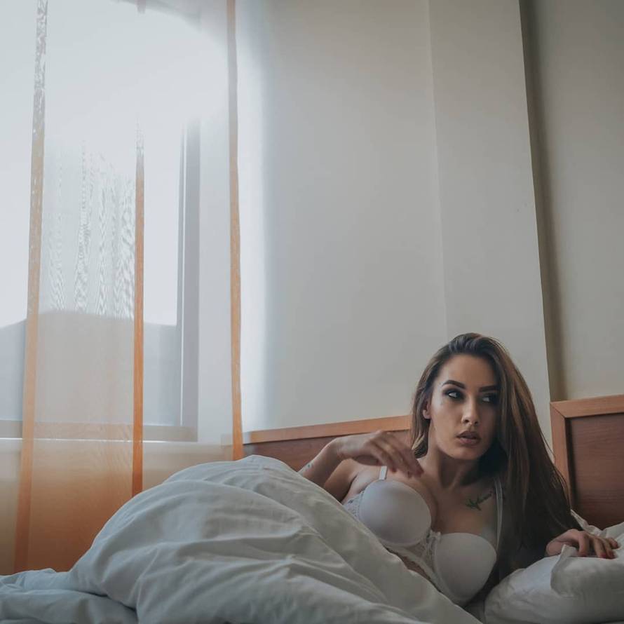 Twerkerica iz 'Supertalenta' je pozirala u grudnjaku na krevetu