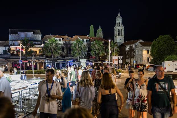Proba na velikoj pozornici u Vela Luci