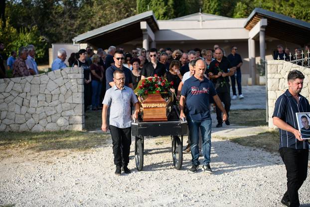 Zemunik Donji: Sprovod Denisa Šarića, jednog od trojice poginulih pomoraca Jadrolinije