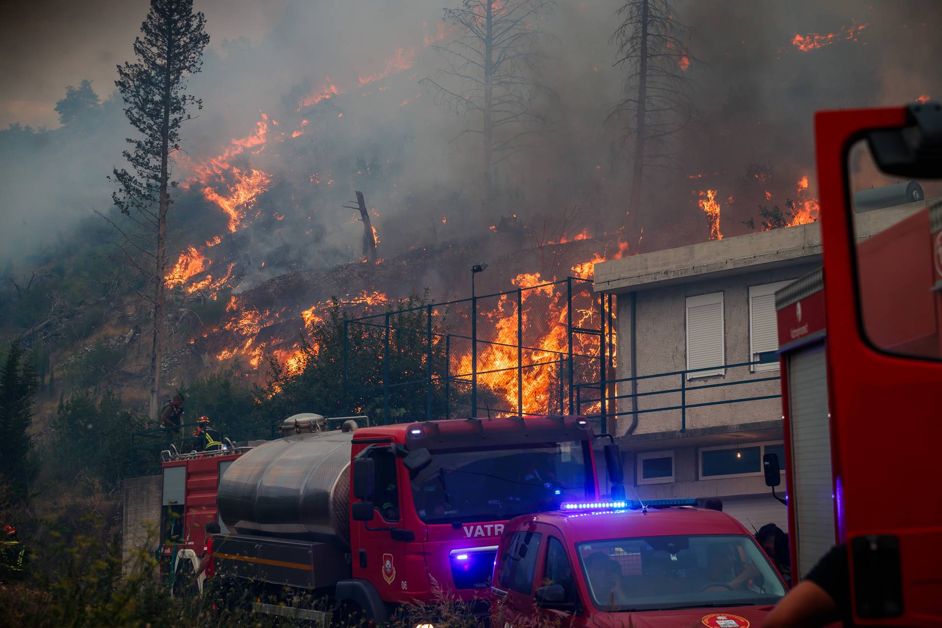 Žrnovnica: Vatra ušla u naselje