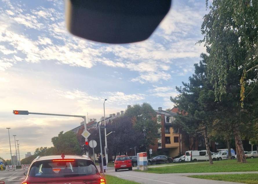 Baja vozio u Zagrebu po stazi za pješake! Pogledajte kakvu je smiješnu kaznu dobio za to!