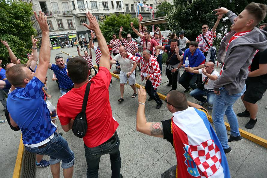 Galerija navijača u Francuskoj: Kockice okupirale St. Etienne