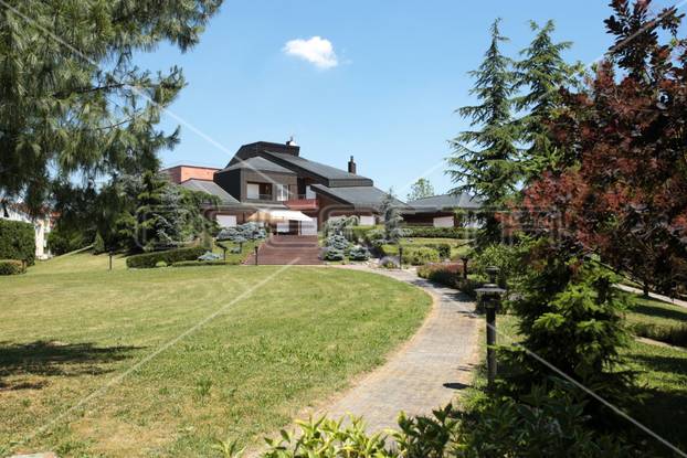 FOTO Ovu vilu od 15 milijuna eura prodaju u Sesvetama! Lift, vrtlari, fontane, mala sirena...