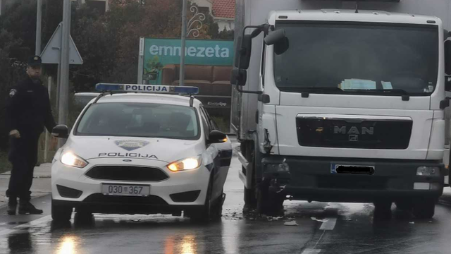 Kod Cavtata: Sudarili se policijski auto i teretno vozilo