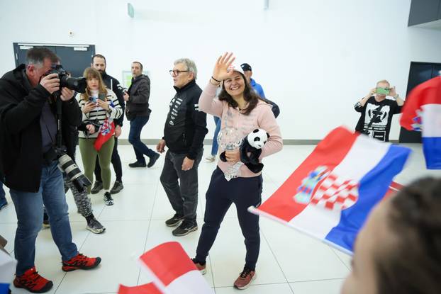 Dolazak Zrinke Ljutić iz SAD-a nakon osvajanja malog Kristalnog globusa