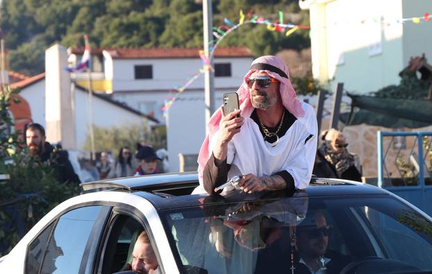 Jezera: Maškarana povorka prodefilirala je Jezerima