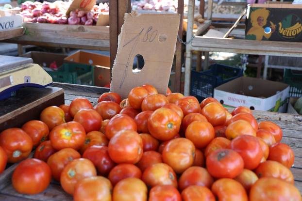 Šibenik: Bogata ponuda vo?a i povr?a na gradskoj tržnici