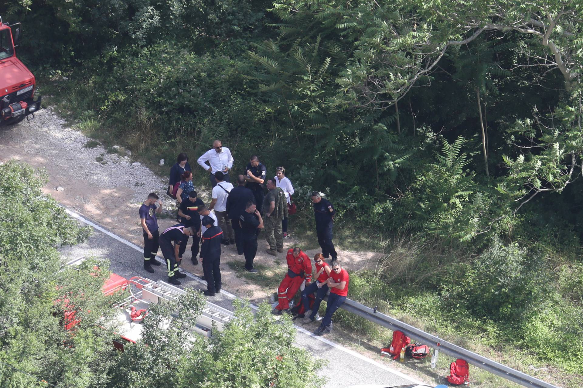 Spasioci u  okolici Pakova Sela pretražuju mjesto nesreće pada helikoptera