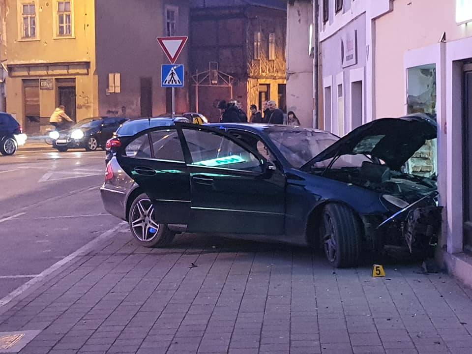 Bježeći od policije u Karlovcu automobilom udario u zid kuće