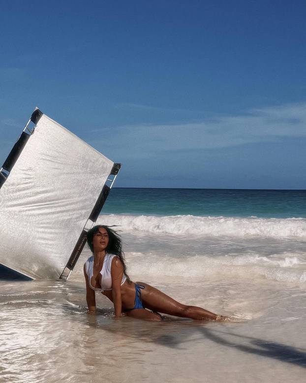 Pogledajte ova 'vruća' izdanja slavnih dama! Vole tangice i čipku i imaju svoju liniju veša...