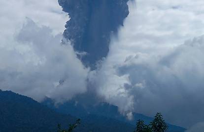 U erupciji vulkana na Indoneziji 22 ljudi je umrlo: Više od 200 spasioca traži nestale planinare