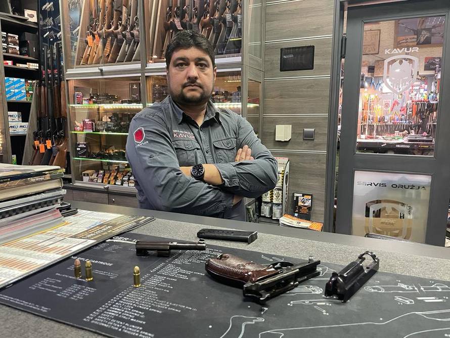 Stručnjak za oružje: 'Režiser je vjerojatno u jednom trenutku odlučio koristiti pravo streljivo'