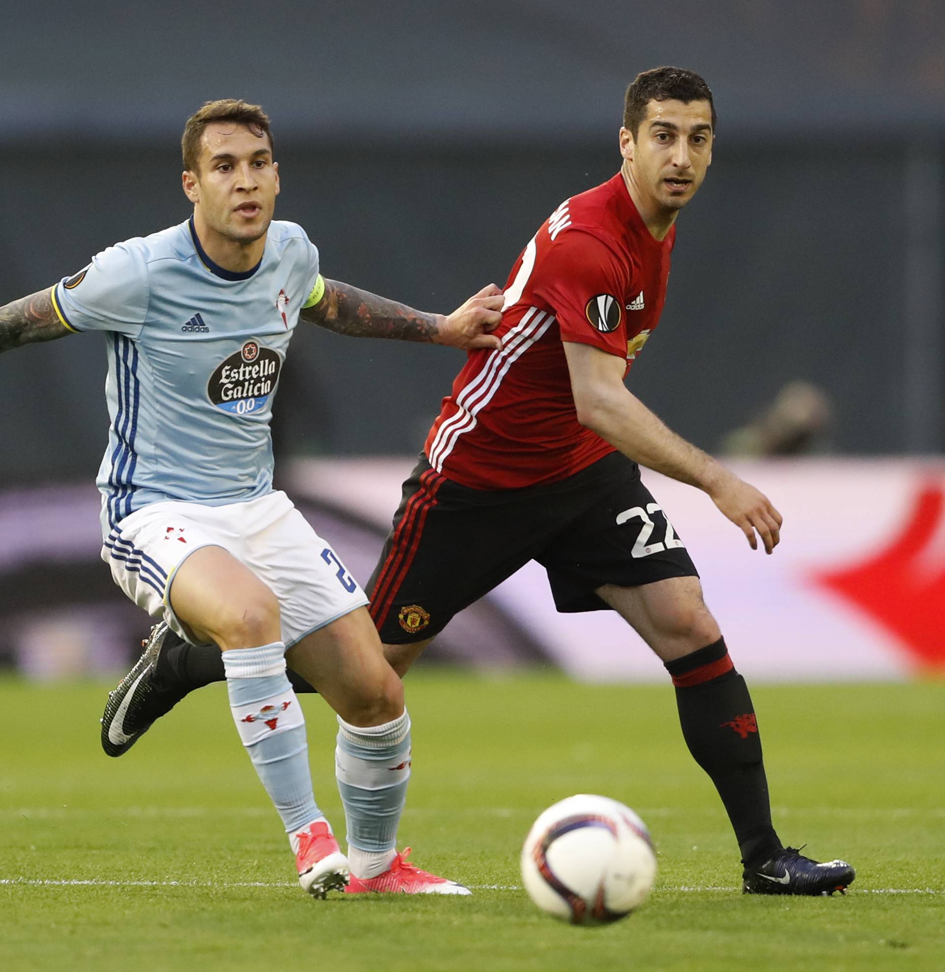Celta Vigo's Hugo Mallo in action with Manchester United's Henrikh Mkhitaryan