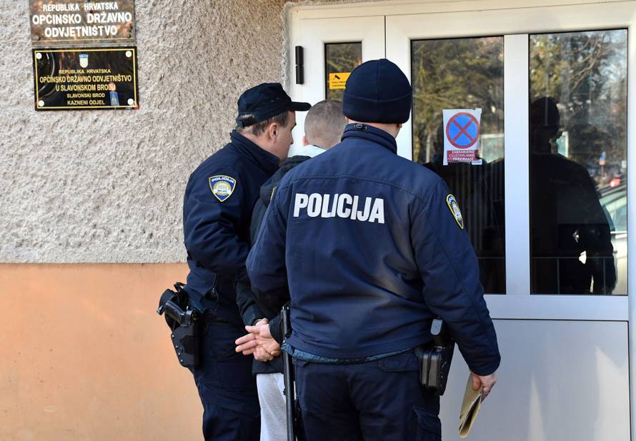 Ovo je mladić kojeg sumnjiče da je mlatio dječaka u Sl. Brodu