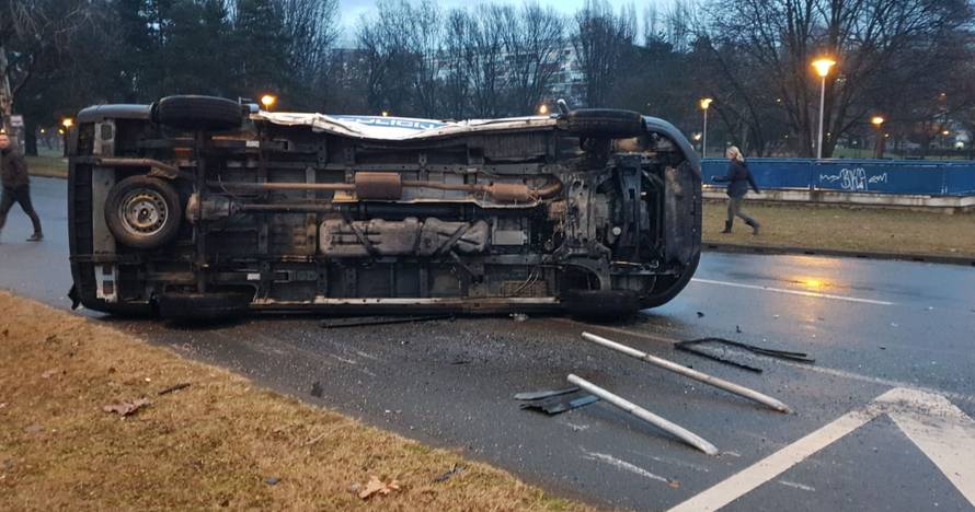 Policijski kombi prevrnuo se na bok: Dvoje ozlijeđenih u Audiju