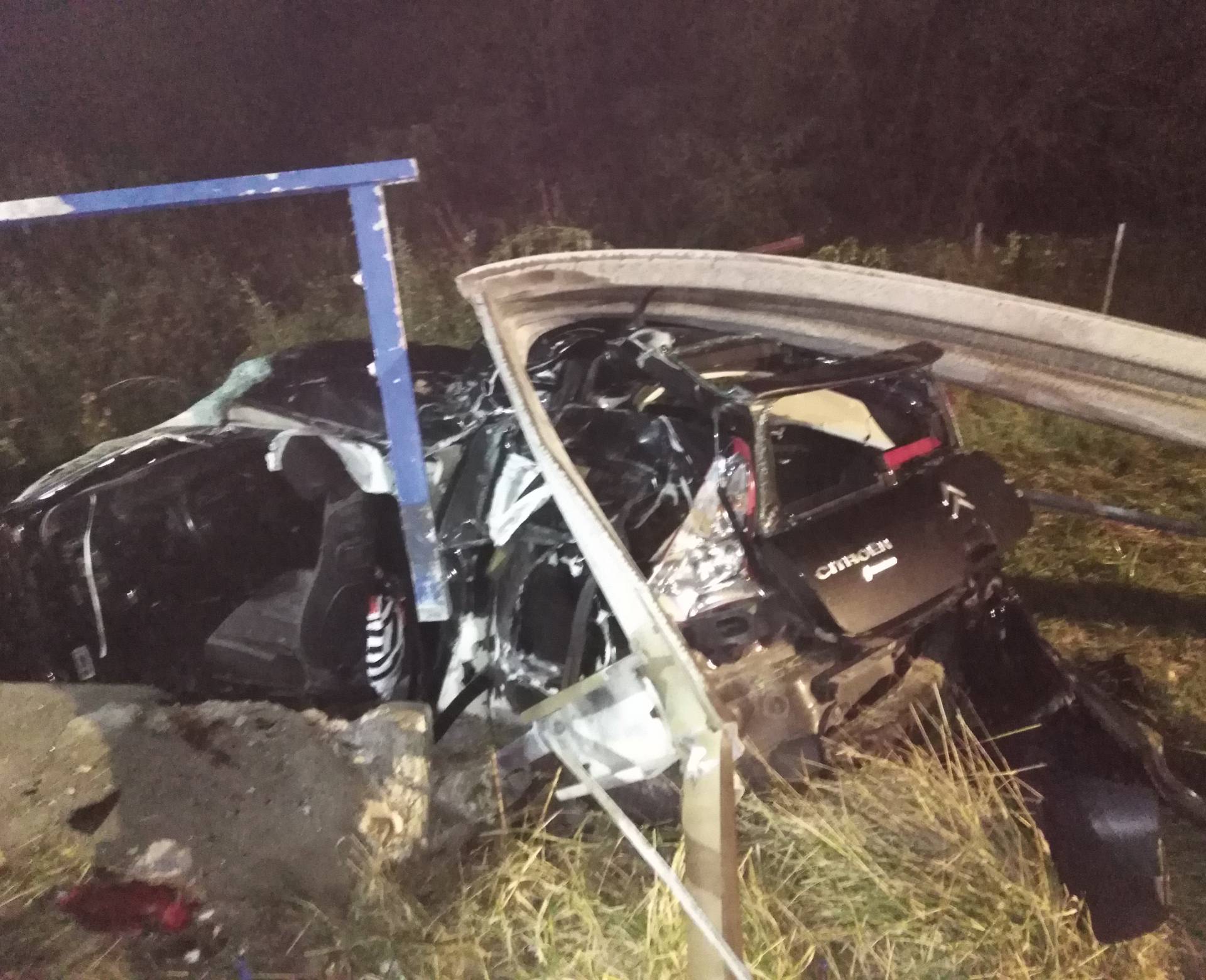 Stravična nesreća: Probili su ogradu autom, muškarac umro