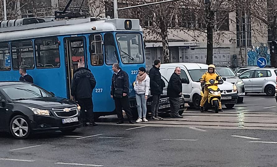 Automobilom podletio pod tramvaj na Sveticama: 'Opći je zastoj, nitko se ne mrda'