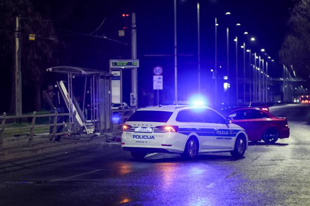 Prometna nesreća u Zagrebu, automobilom se zabio u tramvajsku stanicu