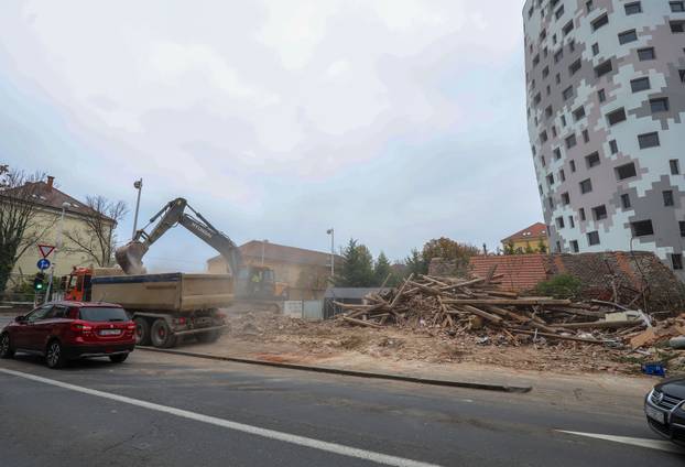 Zagreb: Rušenje stare kuće na raskrižju Selske, Ilice i ulice Sv. Duh u kojoj je nekada bila pekara Sveti Duh