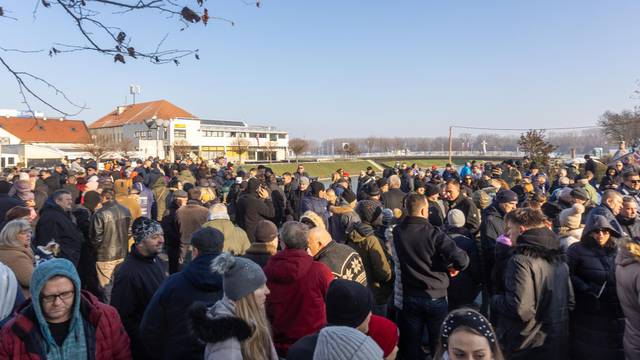 Vukovar: Prosvjed roditelja pretučenih mladića i Vukovaraca zbog nasilja u gradu