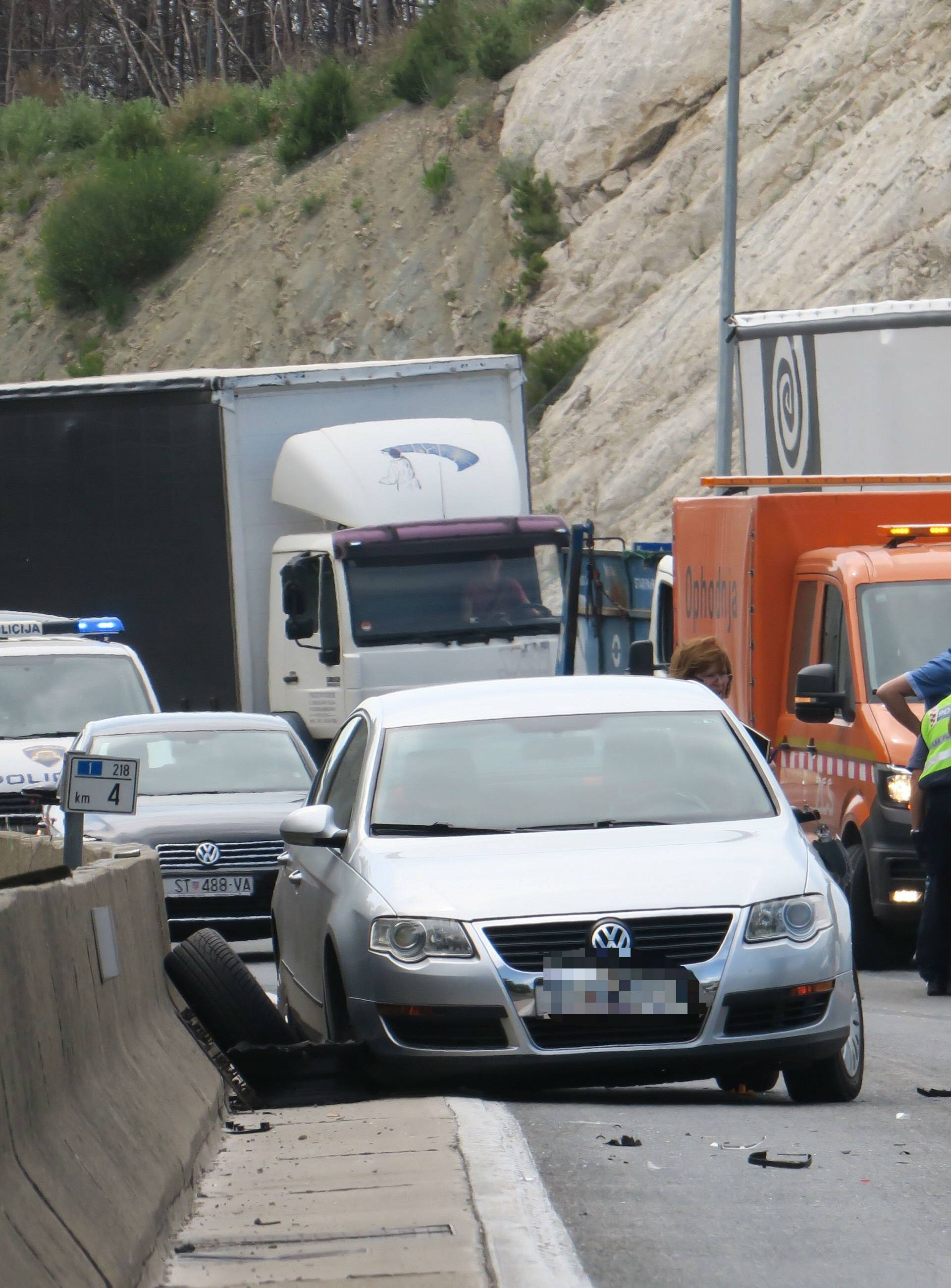 Teška nesreća: Vozilo usmrtilo muškarca na cesti Solin-Klis...