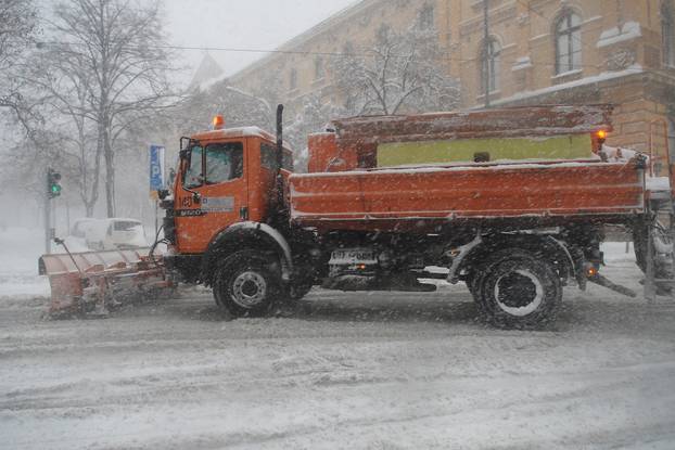 ARHIVA - Zagreb: Ralice ?iste velike koli?ine snjega na gradskim prometnicama