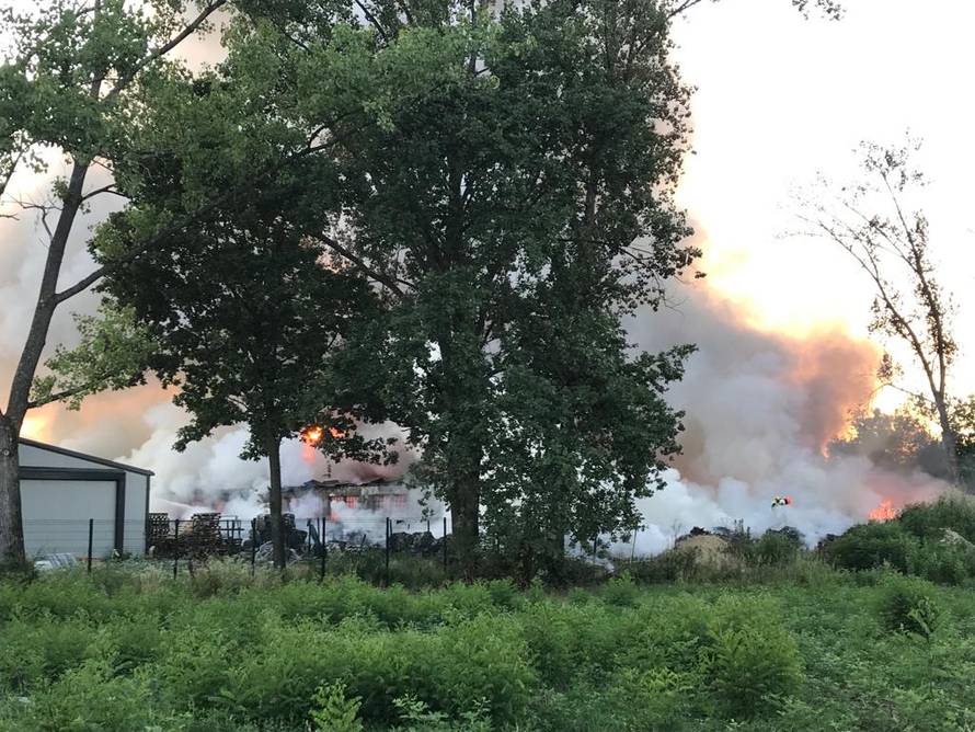 Požar u Sisku: 'Cijeli grad je u dimu, gori odlagalište otpada'