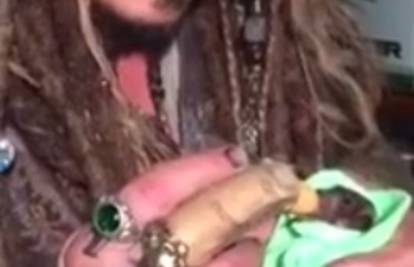 Ljubav na prvi pogled: Johnny Depp hrani malenog šišmiša