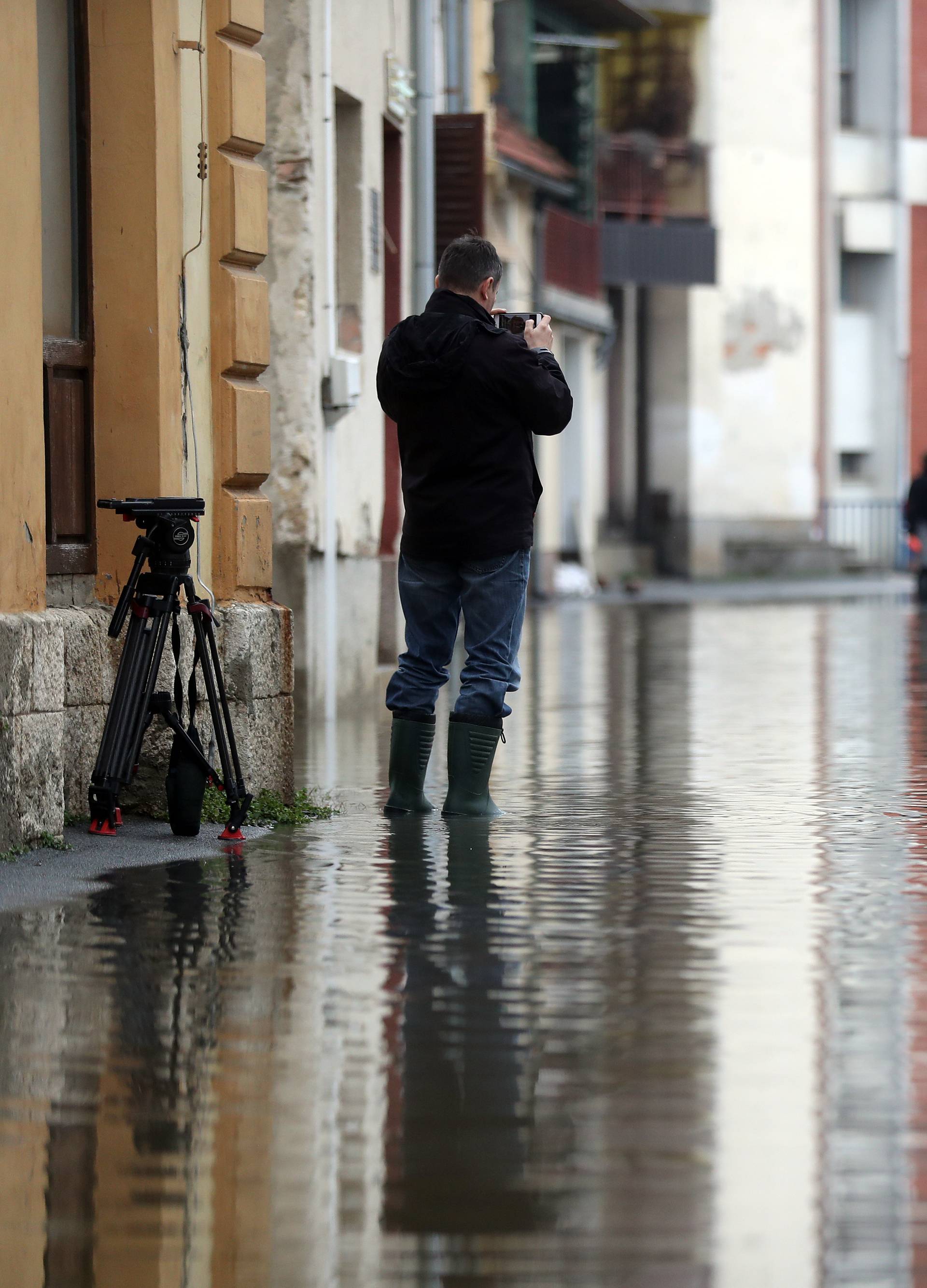 'Kuća se počela rušiti. Zaletio sam se i skočio s prvog kata...'