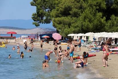 FOTO Turisti u Crikvenici uživaju u moru i ljetnim radostima