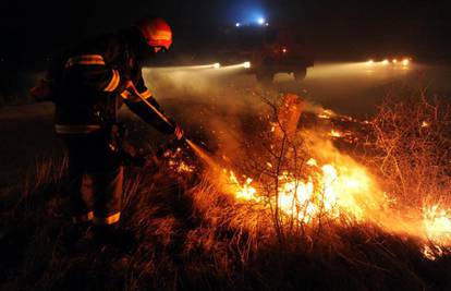Vatrogasci na terenu: Kod Drniša vatrena linija sedam km