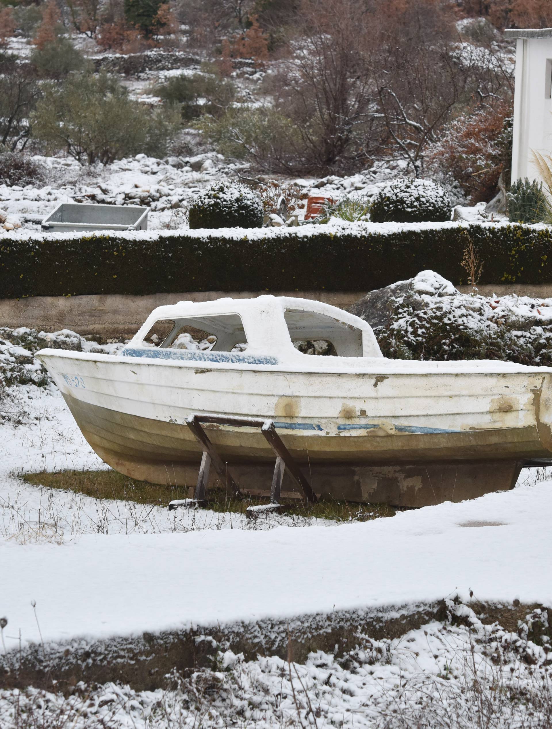 Stigla polarna fronta: Snijeg u zaleđu Šibenika, Dubrovnika...