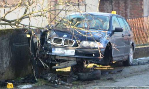 BMW sletio s ceste: Mladića  su hitno odvezli  u požešku bolnicu