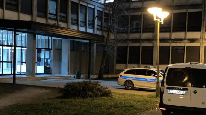 Noua amenințare la școala din Zagreb. Gimnaziul din Sopot a fost evacuat, poliția investighează totul cu câini   