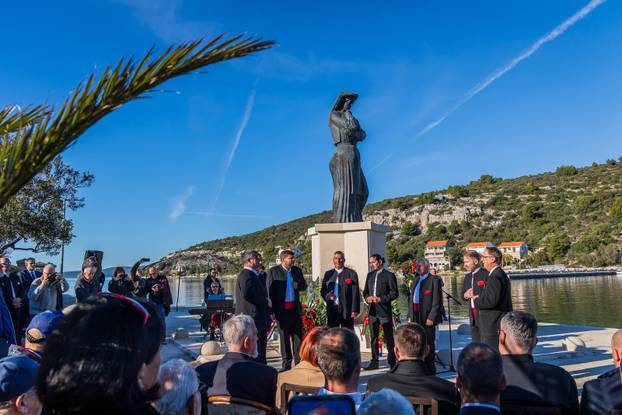 Drvenik Veli: Predsjednik Zoran Milanović položio je vjenac na spomen obilježju “Majka Domovina”