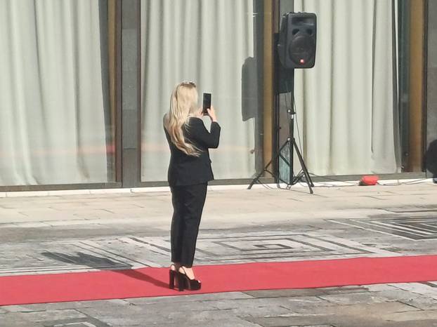 FOTO Predstavlja se kao grofica, bila na inauguracji: 'U uređenim zemljama ona bi bila u zatvoru'