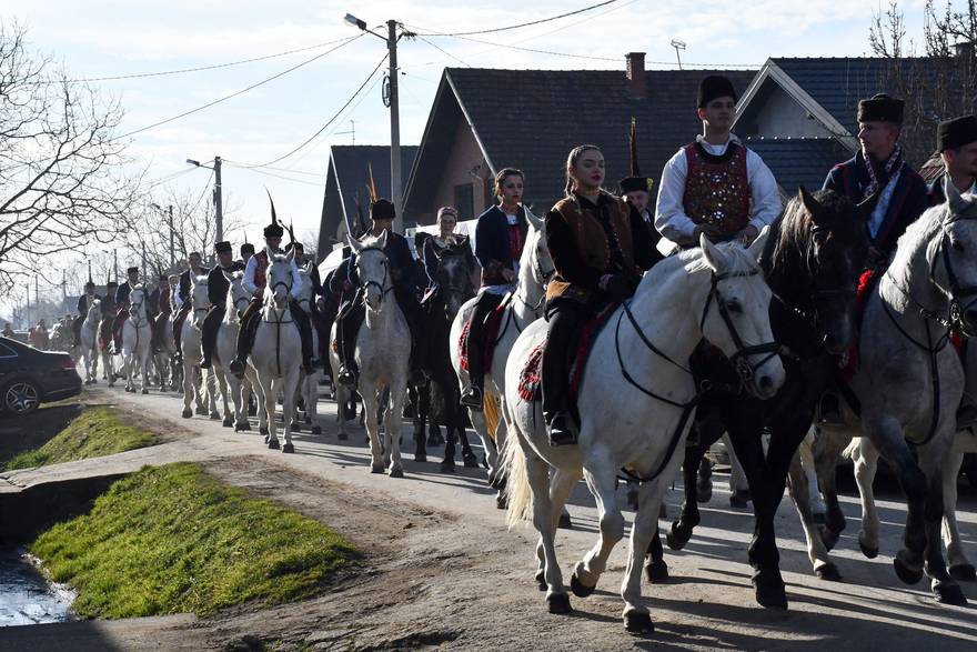 Sikirevci: Manifestacija Pokladno jahanje okupila više od stotinu konjanika na gizdavim lipicancima