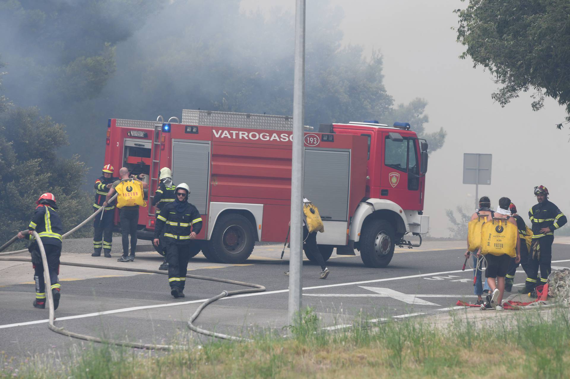 Jak vjetar otežava gašenje požara koji je planuo kod Grebaštice, kanaderi i air tractori u akciji, evakuiraju se kuće