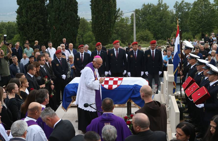 Donji Vinjani: Posljednji ispraÄaj komodora Ivice ToliÄa