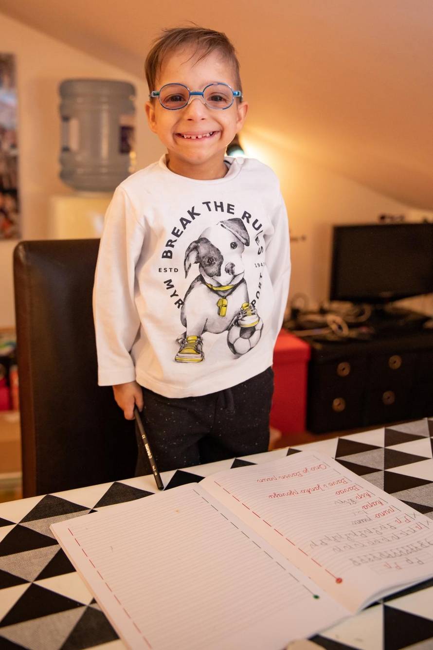 Nevio je krenuo u školu: Imam osam godina i osam kilograma