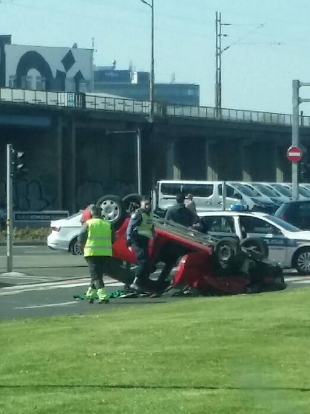 Auto se u sudaru prevrnuo na krov, jedna osoba je ozlijeđena