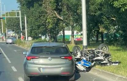 VIDEO Nesreća u Zagrebu: Automobilom pokupio policajca na motoru i ozlijedio ga