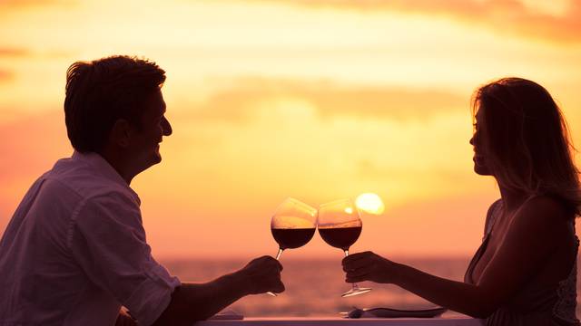 Nemojte piti sami: Parovi koji skupa umjereno piju su sretniji
