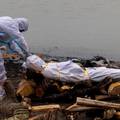 U Indiji svaki dan više od 4000 žrtava korona virusa: Trupla preminulih bacaju u rijeke...
