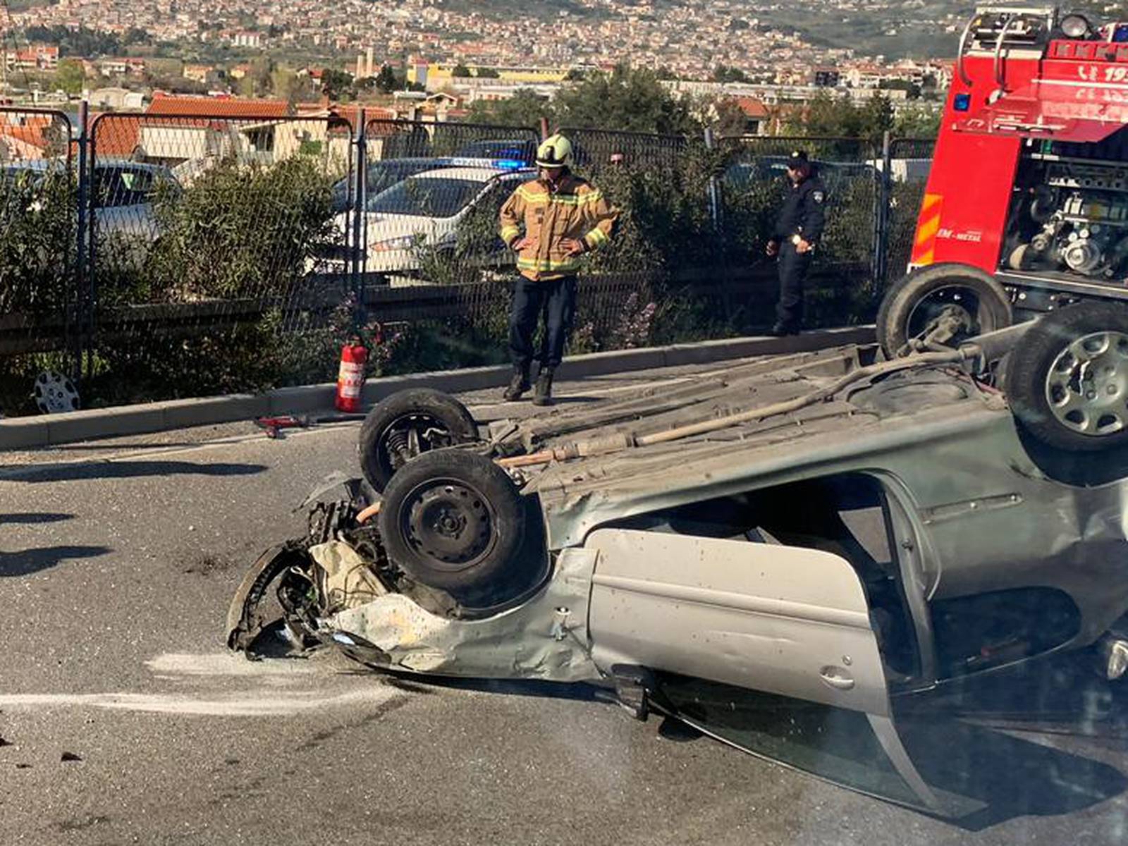 Split: Auto se prevrnuo na krov, jedan čovjek ozlijeđen