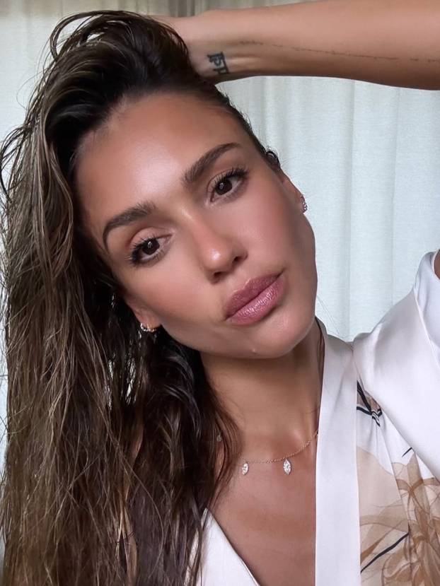 FOTO Jessica Alba golica maštu fotkama u tangama i badićima: Pogledajte kako se mijenjala