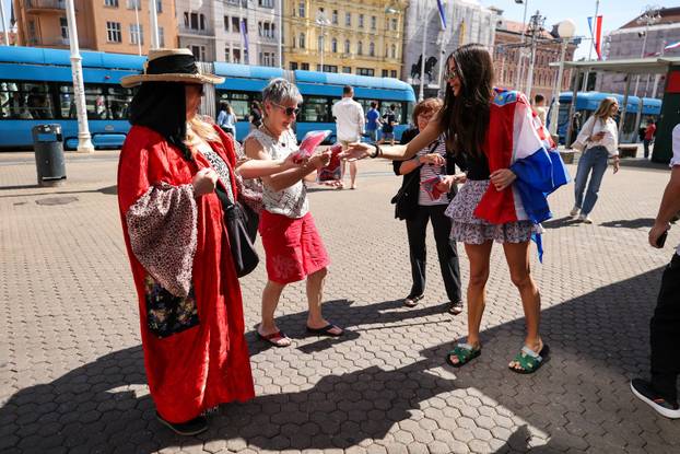 Zagreb: HDZ na Trgu organizirao dijeljenje hrvatskih zastava građanima