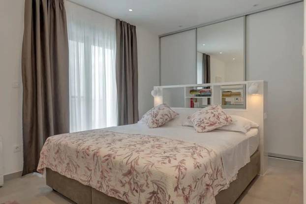 FOTO Ogromna parcela, privatni wellness i čudo od pogleda: Vila u Podstrani čeka novog vlasnika